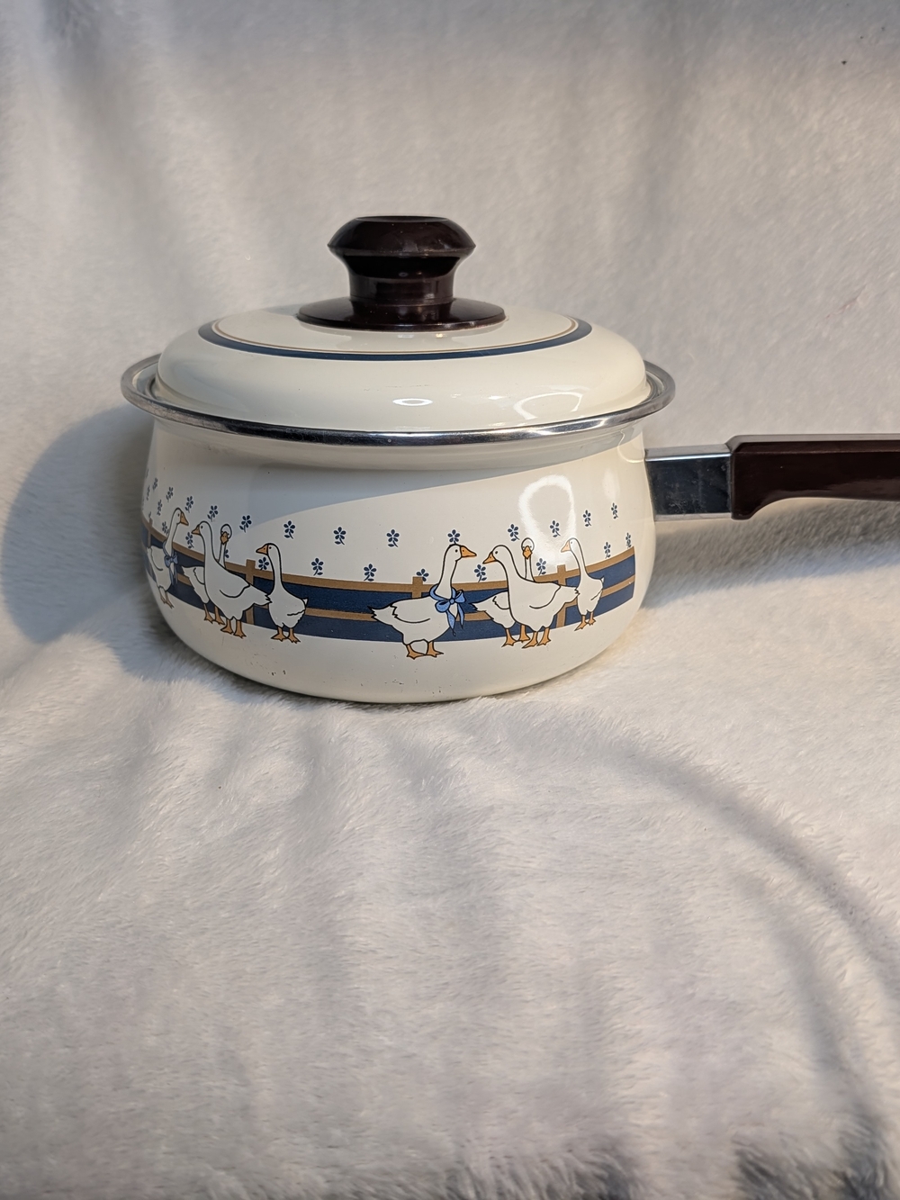 White Country Goose Pattern Enamel Saucepan with Lid